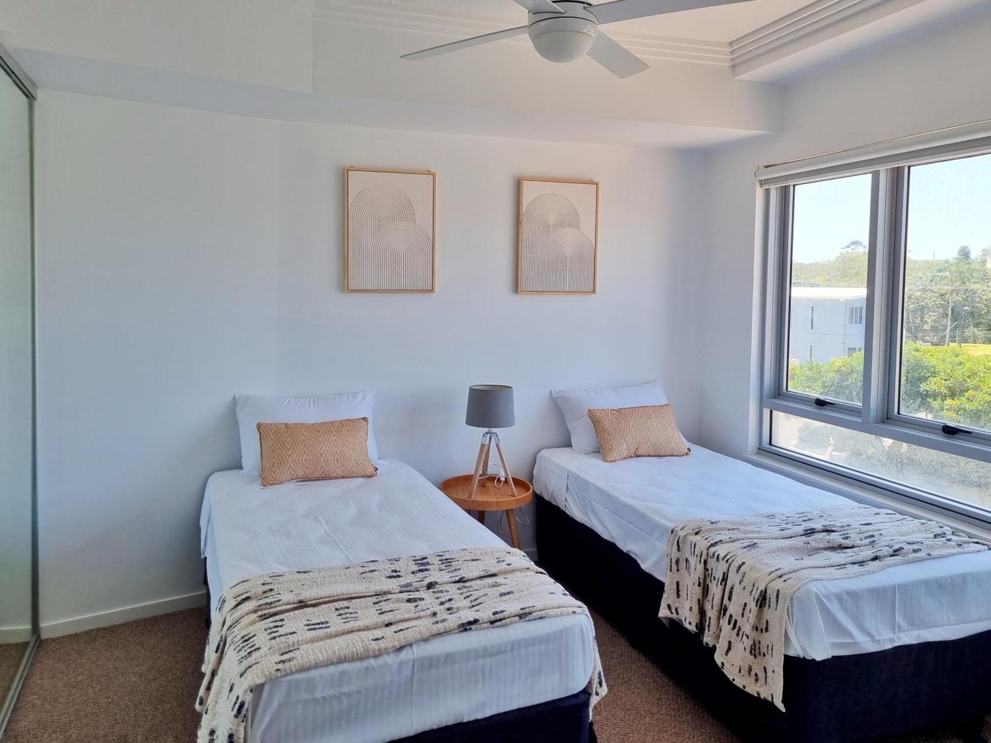 Pumicestone Blue Hotel Калундра Екстериор снимка
