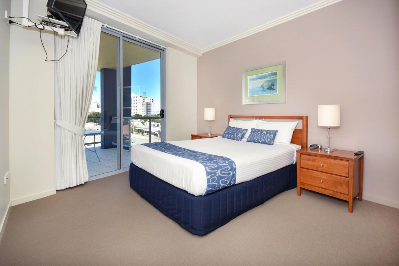 Pumicestone Blue Hotel Калундра Екстериор снимка